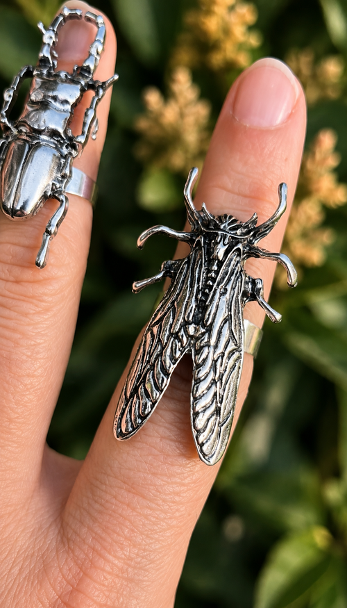 Bague en forme de cigale insecte gothique
