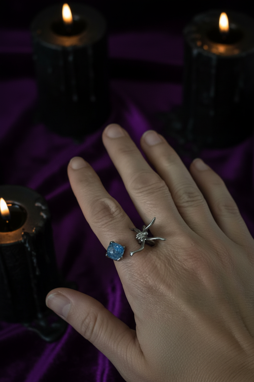 Bague fée main dessus velours violet