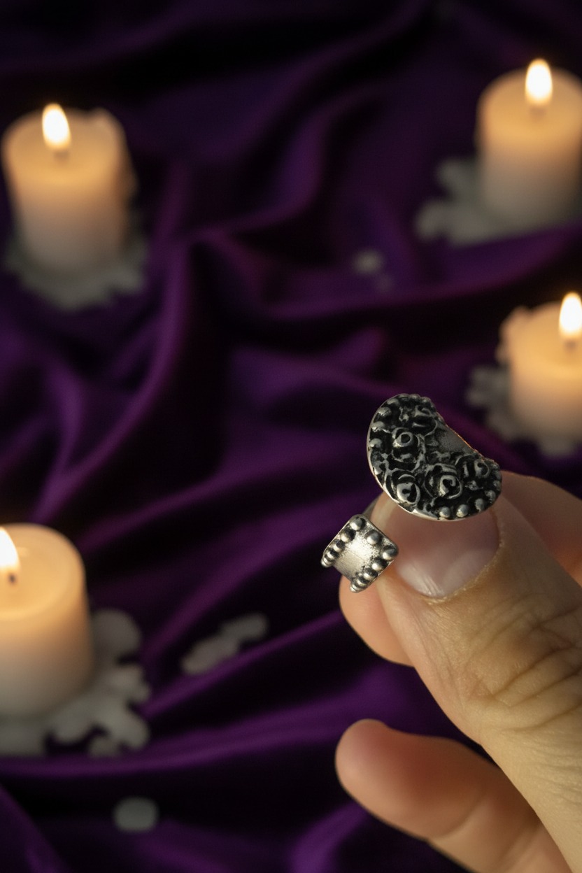 Bagues argent vieilli gros plan 2 – velours violet bougies