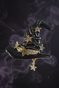 Broche Chapeau de Sorcière – Étoiles & Strass Irisés