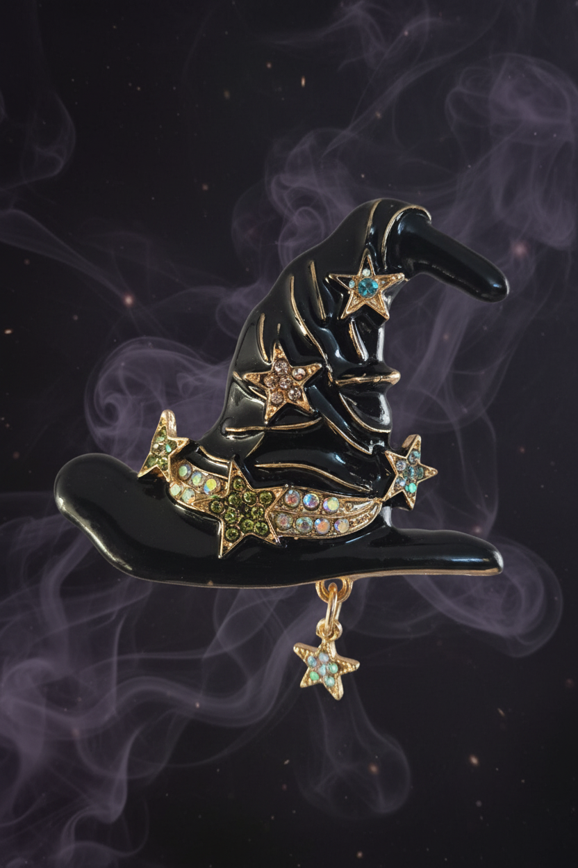 Broche Chapeau de Sorcière – Étoiles & Strass Irisés