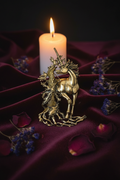 Broche licorne dorée – vue principale sur velours bordeaux